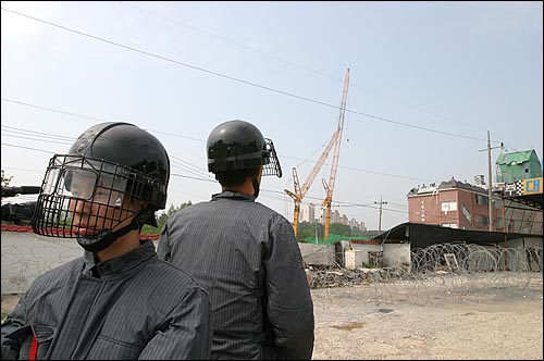 경찰은 8일 오전 W빌라 근방에서 철거민 진압을 위해 삼엄한 경비를 서고 있다. 